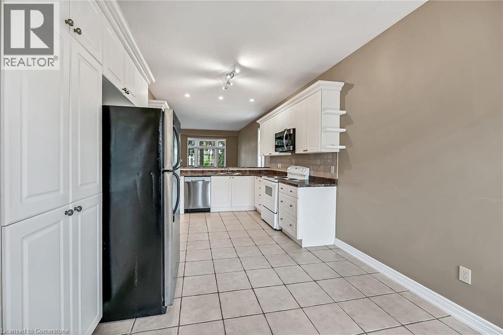 Photo 9 of 7 Goldenview Court, Waterdown ON