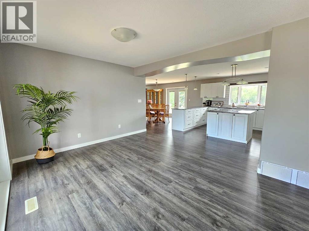 Photo 13 of 9502 100 Street, Bezanson AB