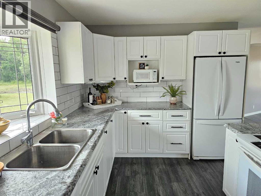 Photo 3 of 9502 100 Street, Bezanson AB