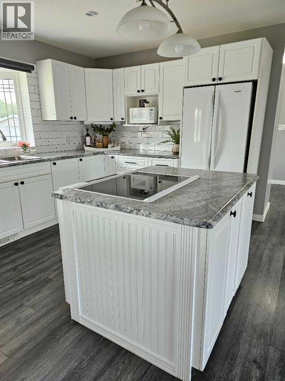 Photo 33 of 9502 100 Street, Bezanson AB