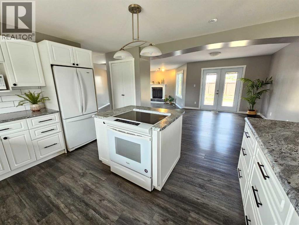 Photo 4 of 9502 100 Street, Bezanson AB