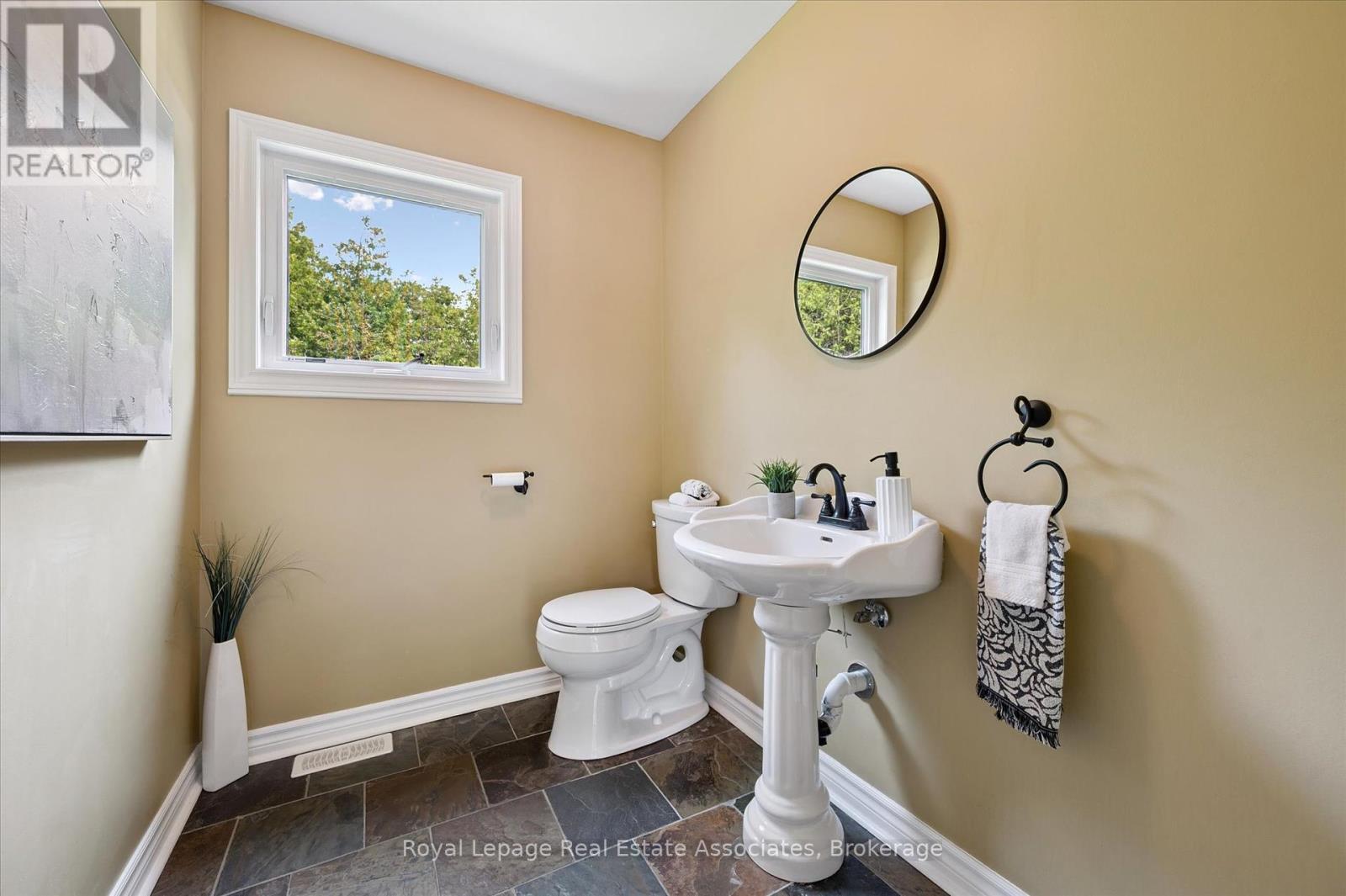 Photo 16 of 23 Brock Road N, Puslinch ON