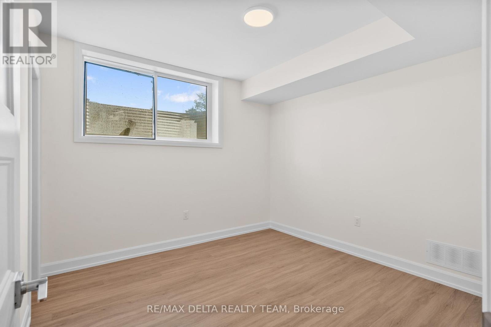 Photo 4 of E 77 Granton Avenue, Ottawa ON