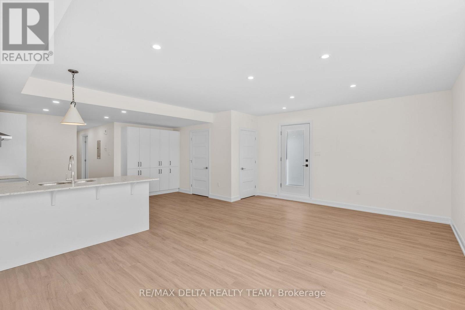 Photo 3 of E 77 Granton Avenue, Ottawa ON