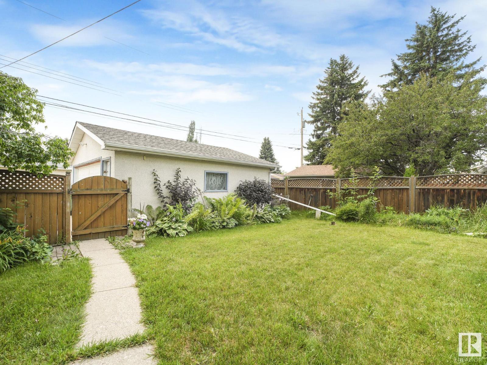 Photo 8 of 16207 86 Av Nw, Edmonton AB