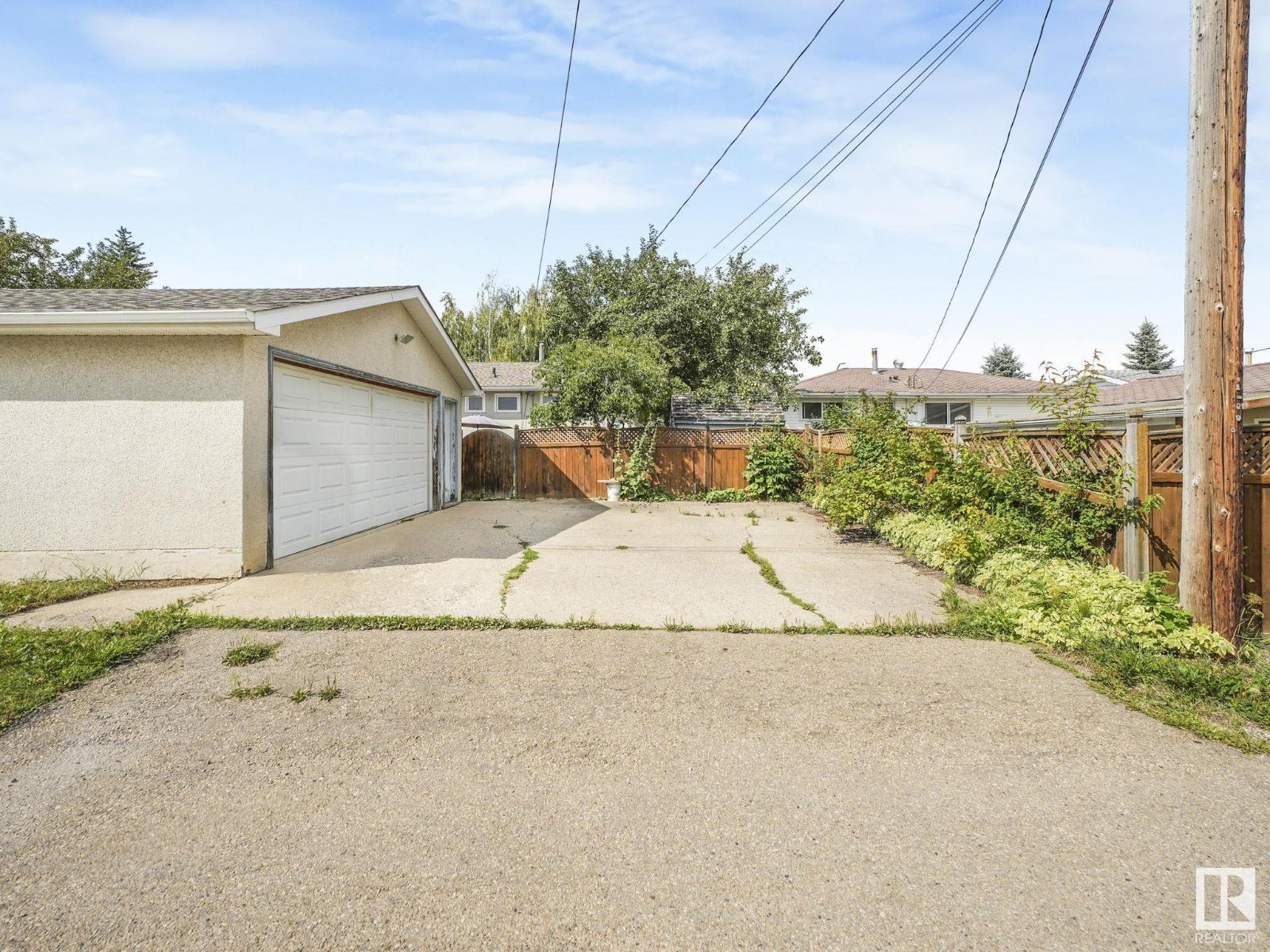 Photo 19 of 16207 86 Av Nw, Edmonton AB