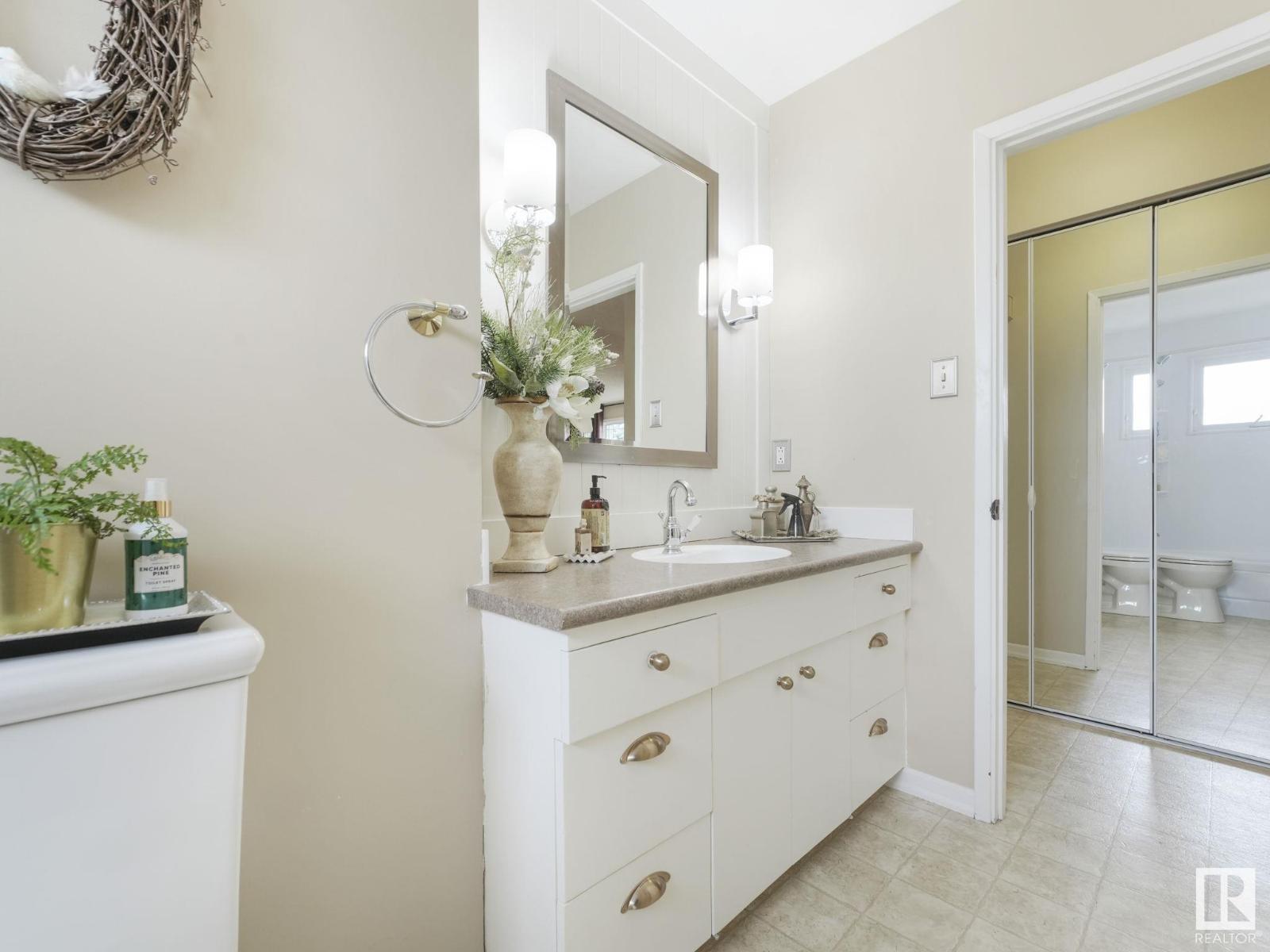 Photo 3 of 16207 86 Av Nw, Edmonton AB