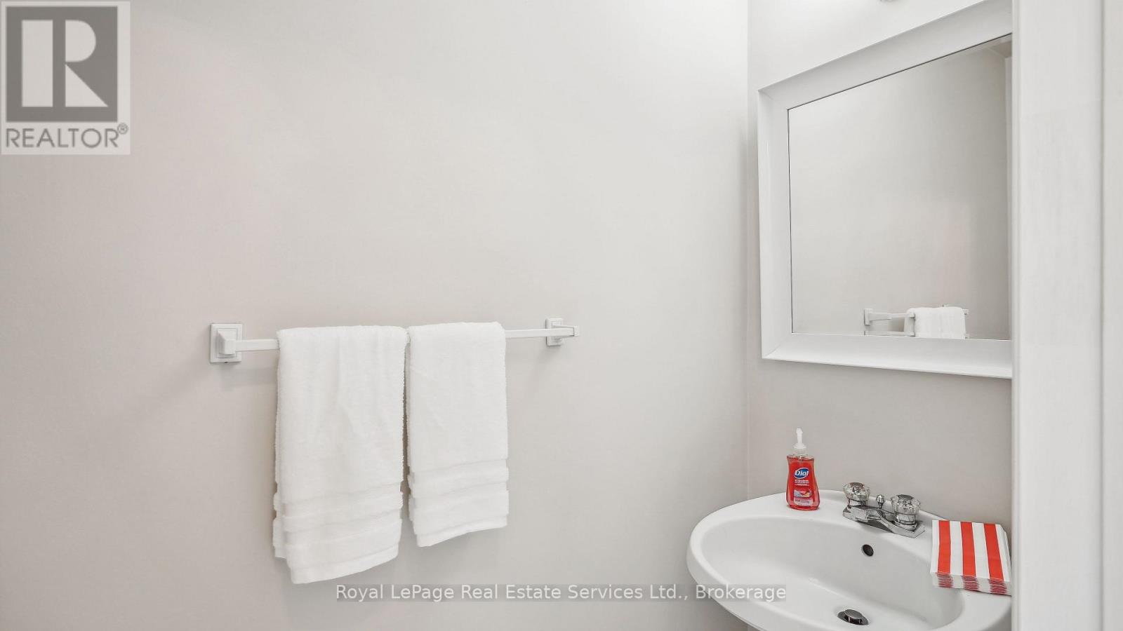 Photo 15 of 524 Chillingham Crescent, Oakville ON