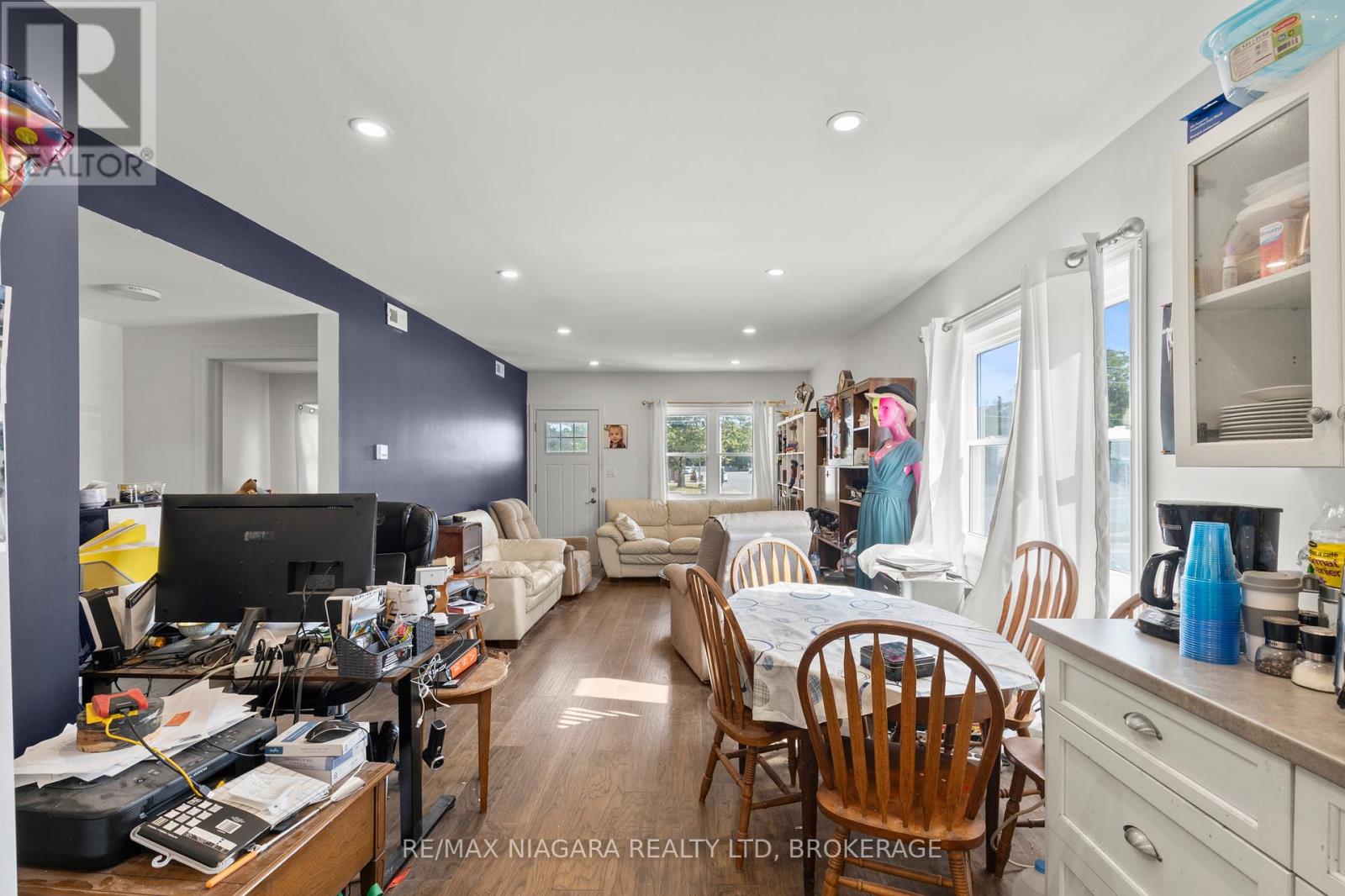 Photo 2 of 362 Carlton Street, St Catharines ON