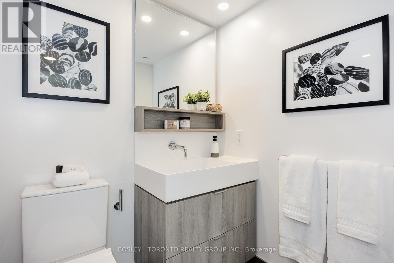 Photo 11 of 844 5 Soudan Avenue, Toronto ON