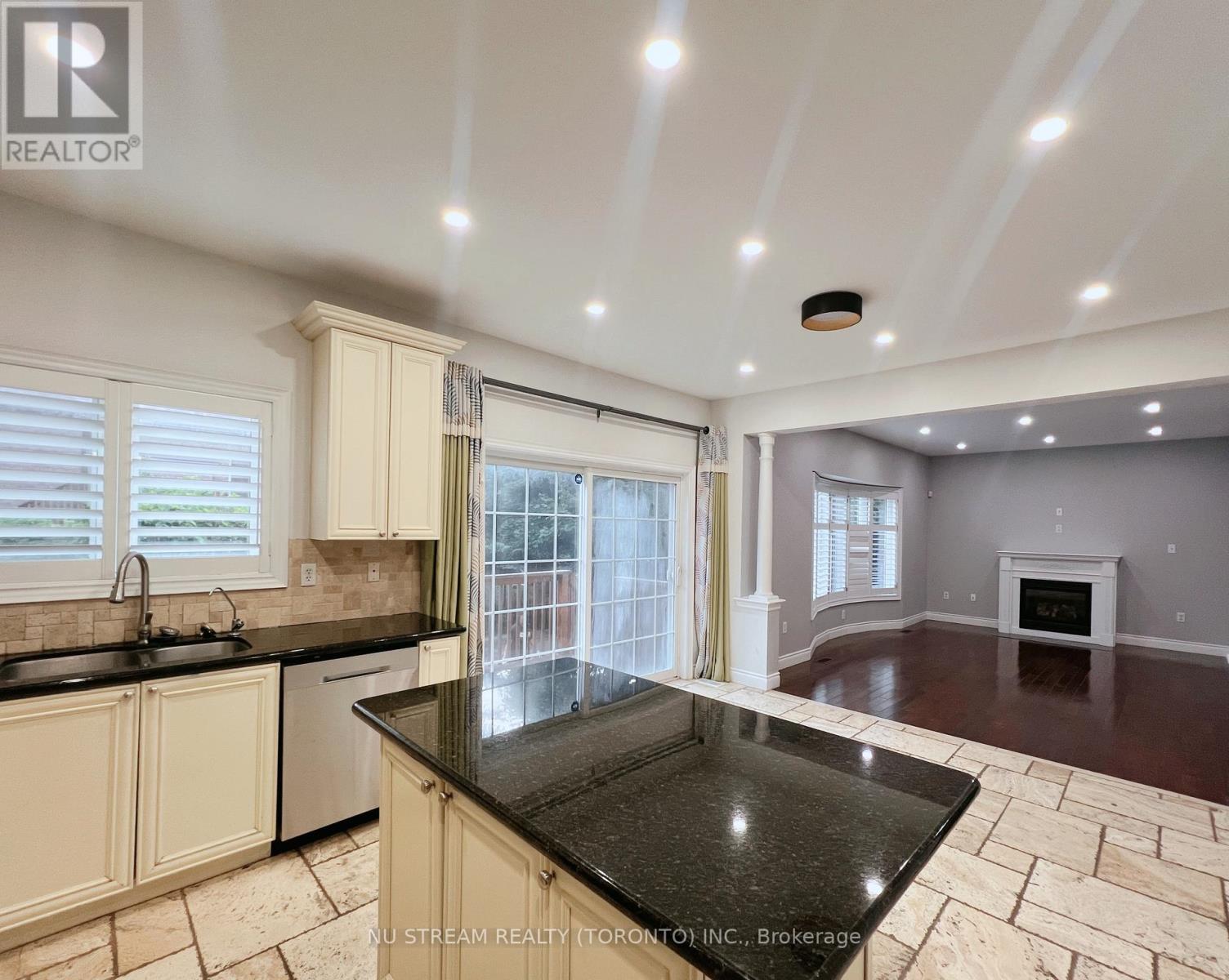 Photo 4 of 49 Portelli Crescent, Ajax ON