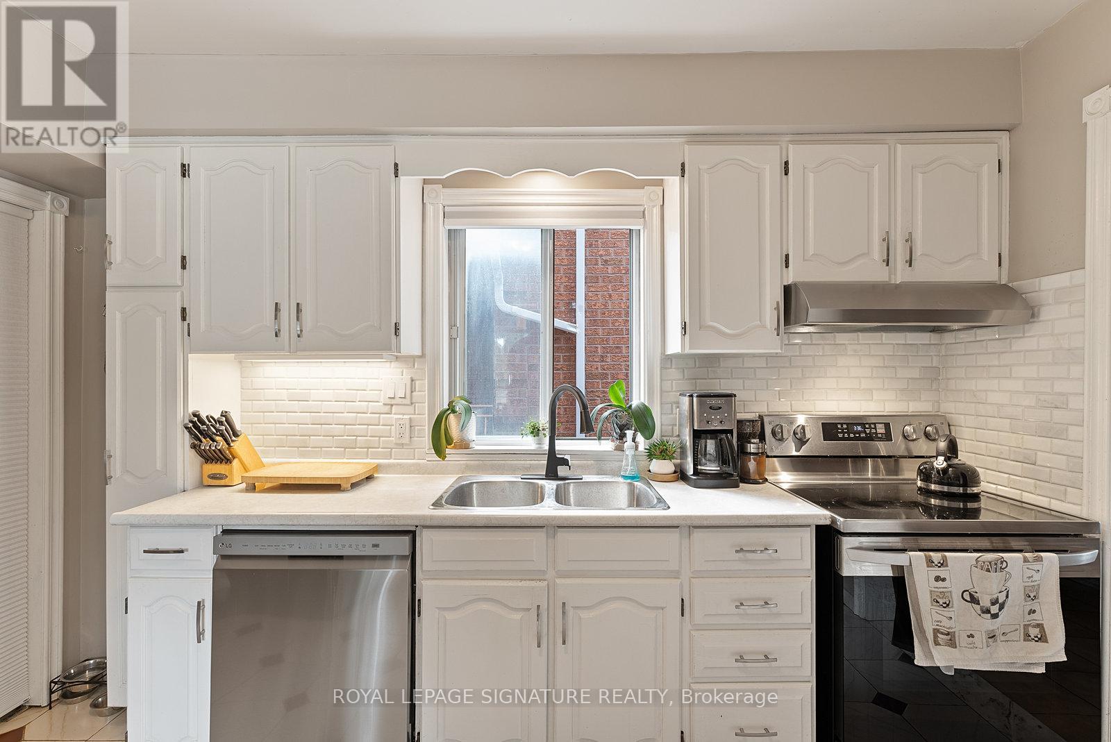 Photo 16 of 126 Harding Avenue, Toronto ON