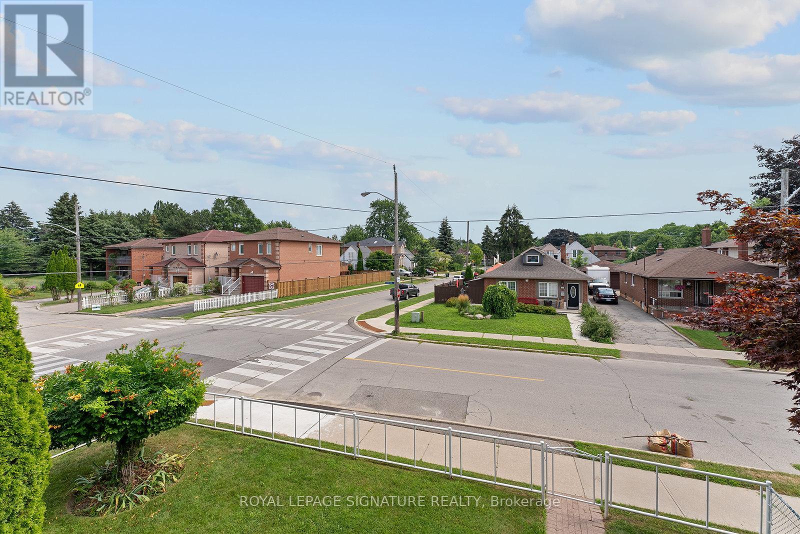 Photo 30 of 126 Harding Avenue, Toronto ON