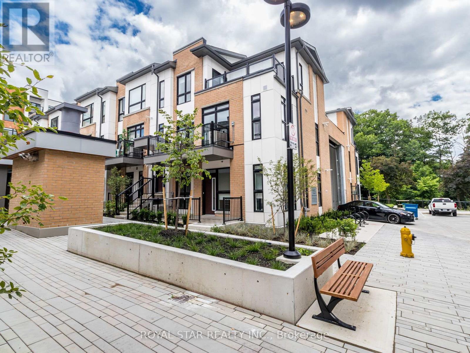 Photo 4 of Q 101 155 Canon Jackson Drive, Toronto ON
