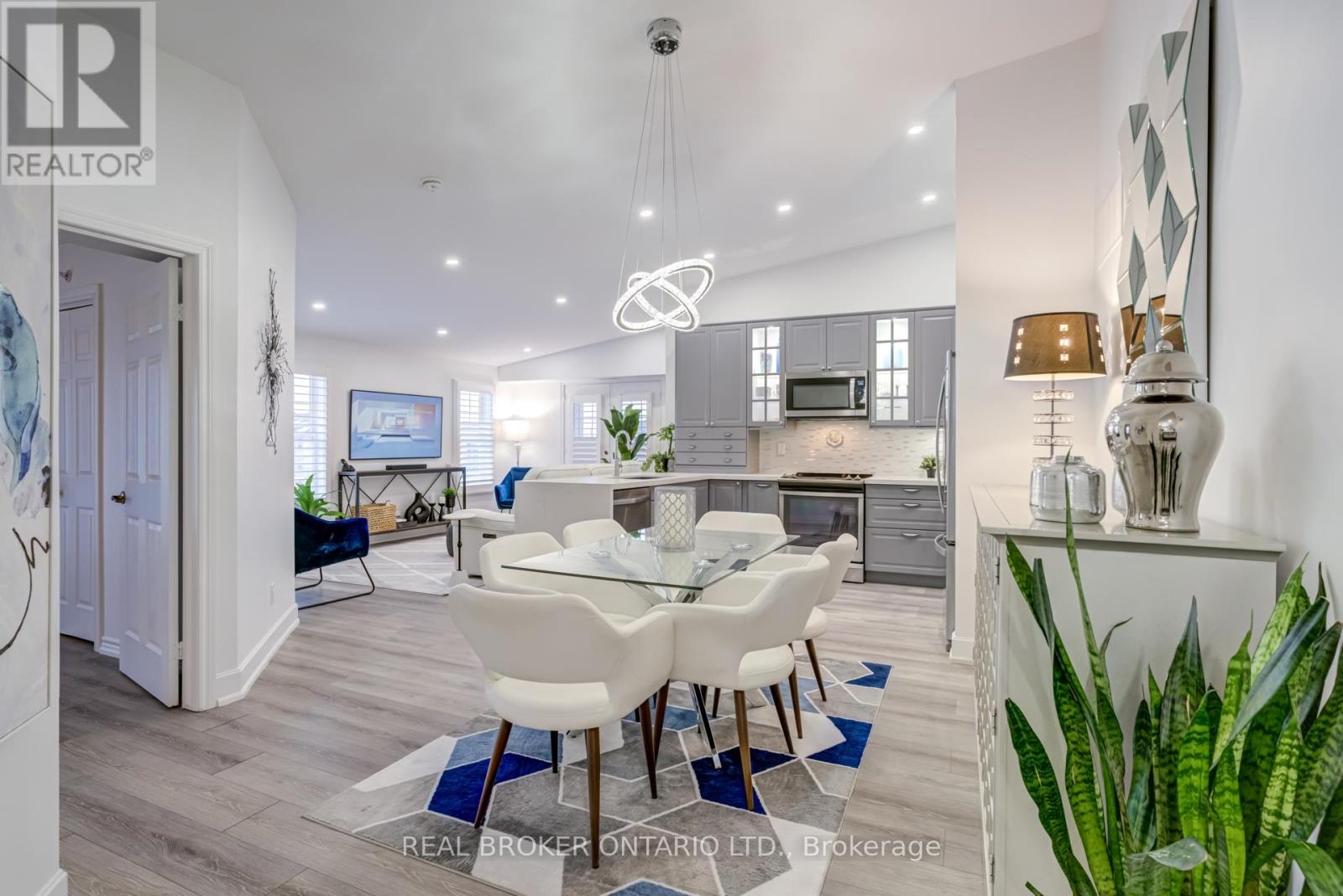 Photo 4 of 413 1460 Bishops Gate, Oakville ON