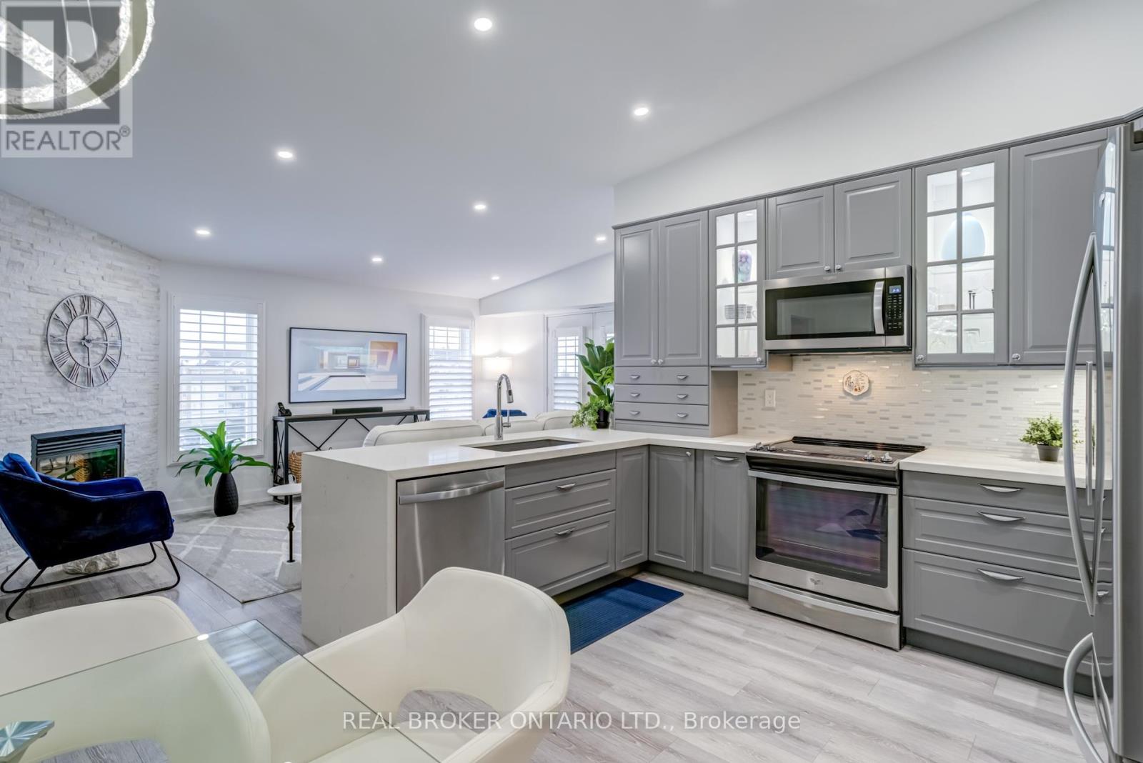 Photo 8 of 413 1460 Bishops Gate, Oakville ON