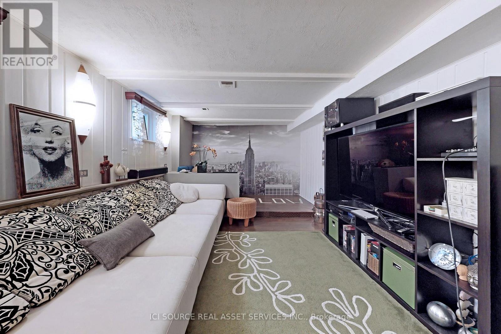 Photo 3 of 75 Shilton Road, Toronto ON