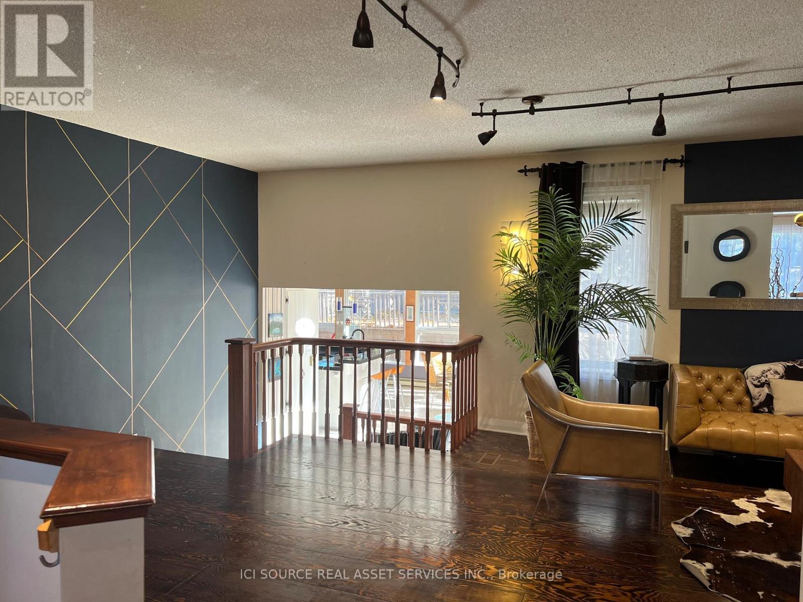 Photo 6 of 75 Shilton Road, Toronto ON