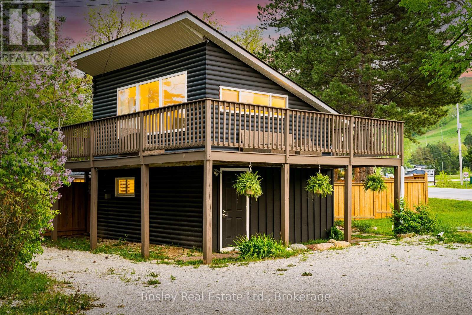 Photo 33 of 102 Helen Street, Blue Mountains ON