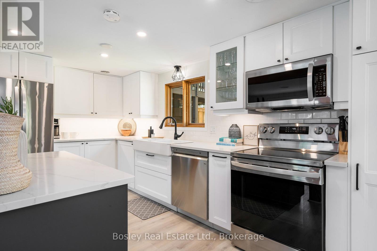 Photo 10 of 102 Helen Street, Blue Mountains ON