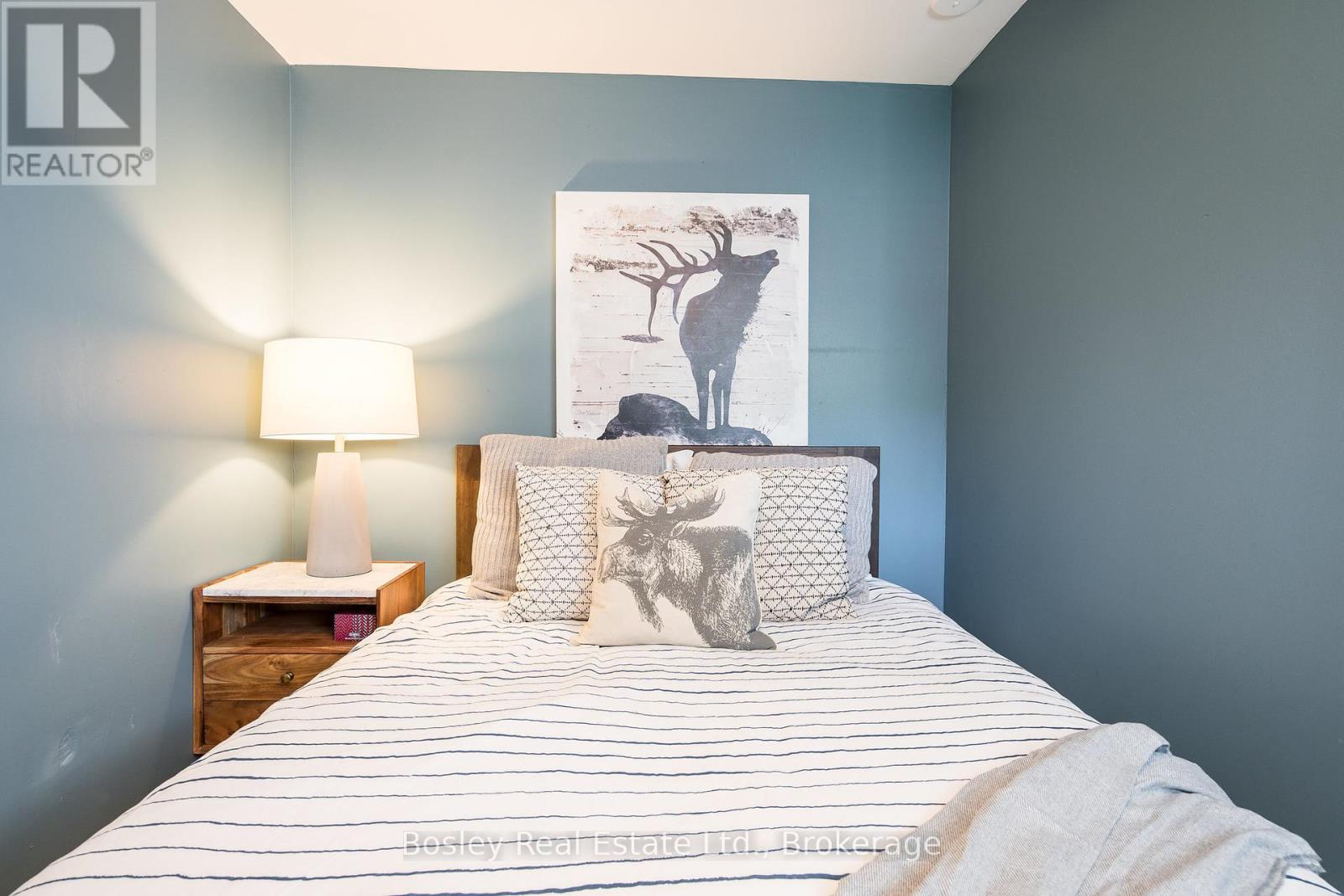 Photo 36 of 102 Helen Street, Blue Mountains ON