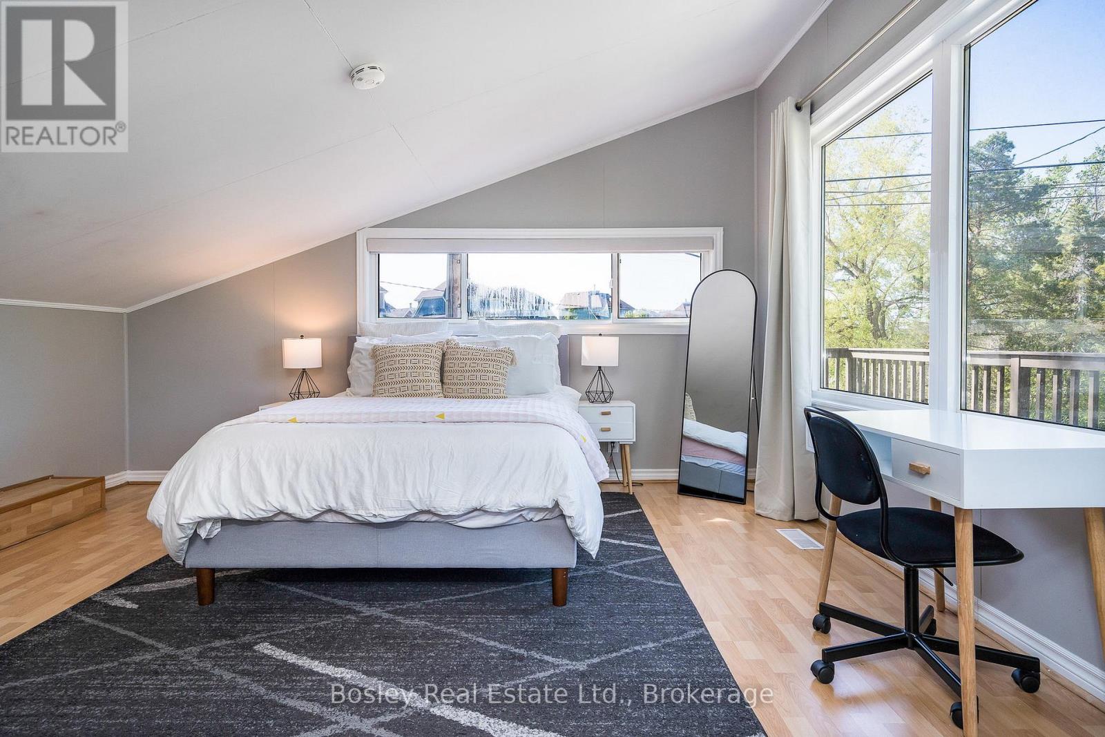 Photo 14 of 102 Helen Street, Blue Mountains ON