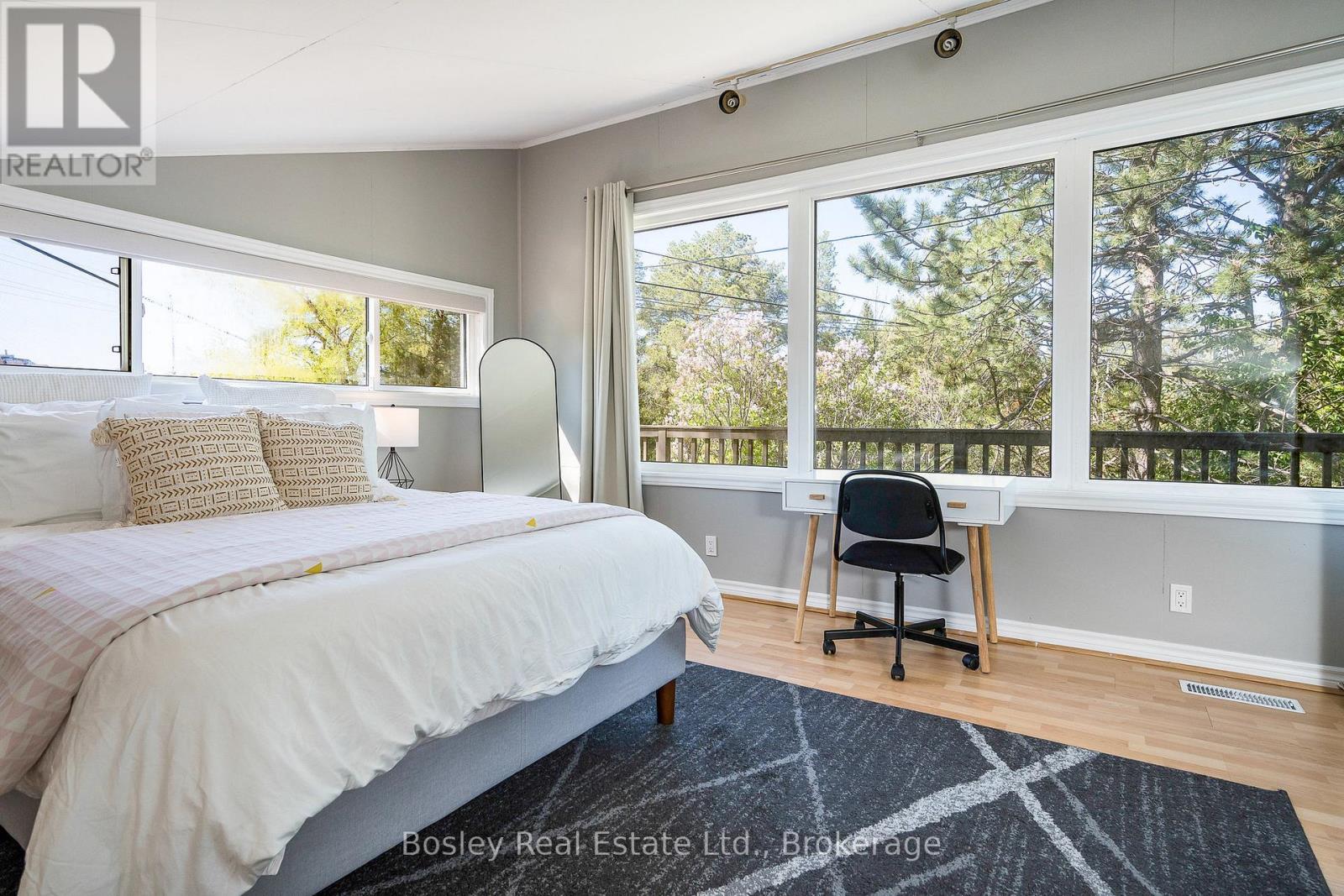Photo 22 of 102 Helen Street, Blue Mountains ON