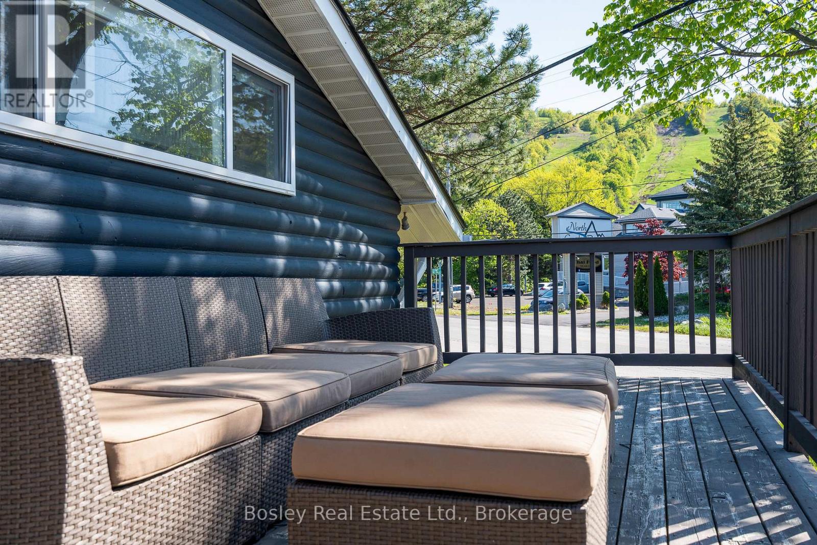 Photo 2 of 102 Helen Street, Blue Mountains ON