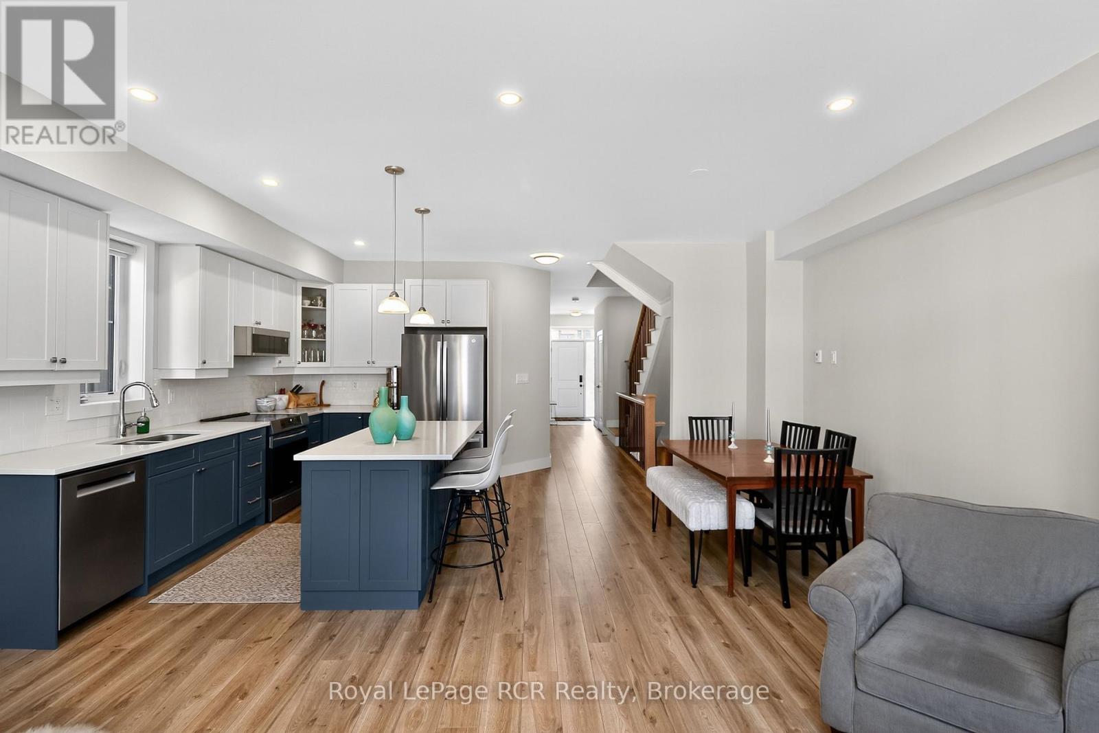 Photo 12 of 130 Courtland Street, Blue Mountains ON