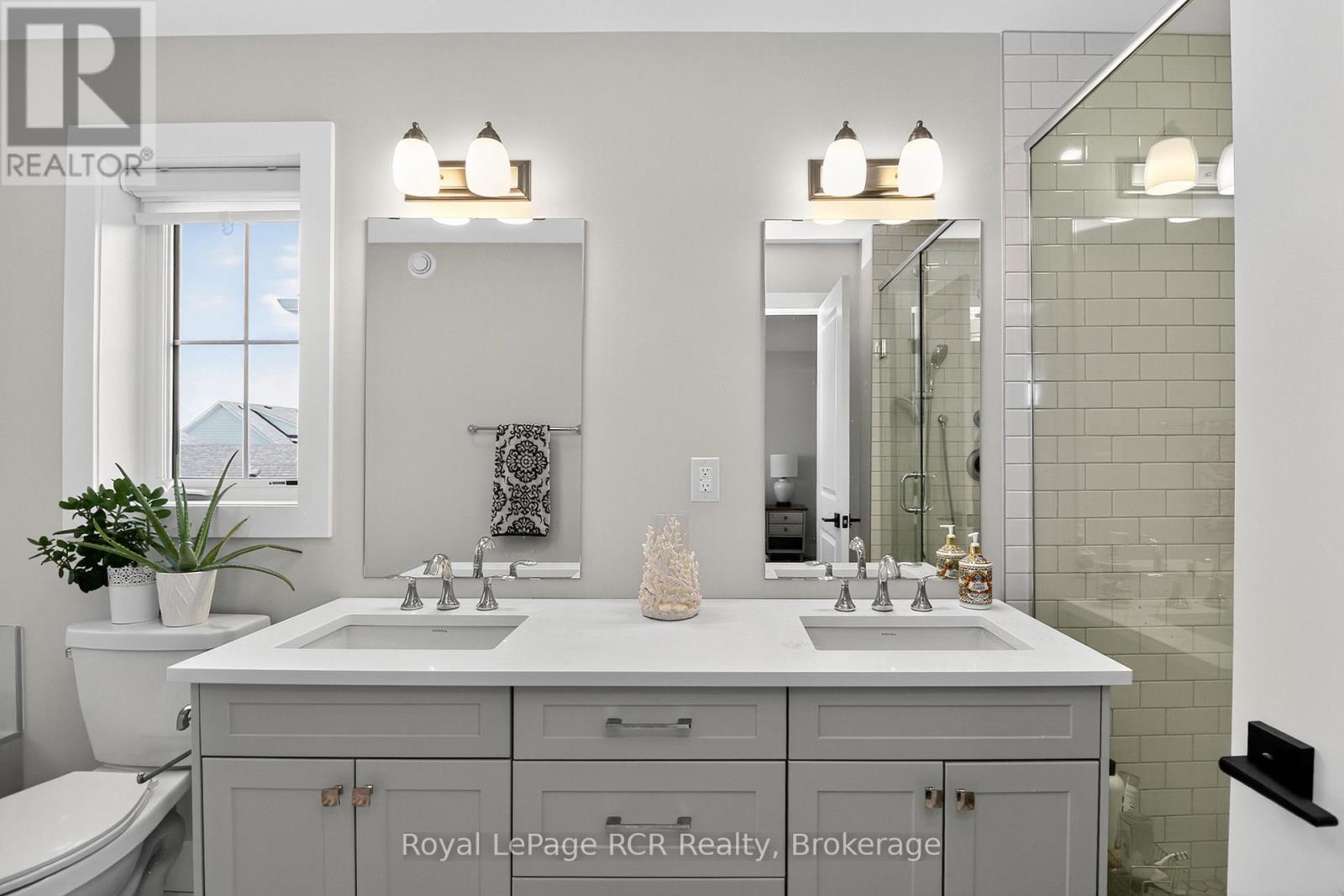 Photo 19 of 130 Courtland Street, Blue Mountains ON