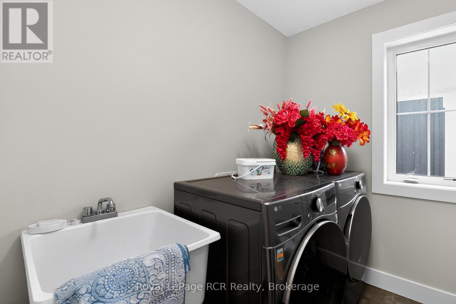 Photo 21 of 130 Courtland Street, Blue Mountains ON