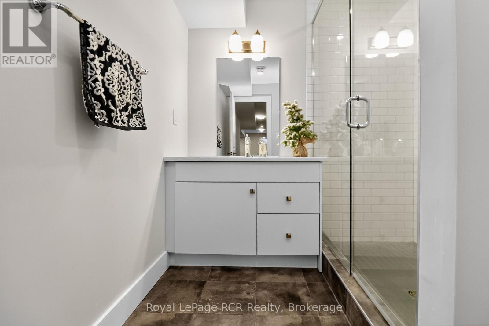 Photo 24 of 130 Courtland Street, Blue Mountains ON
