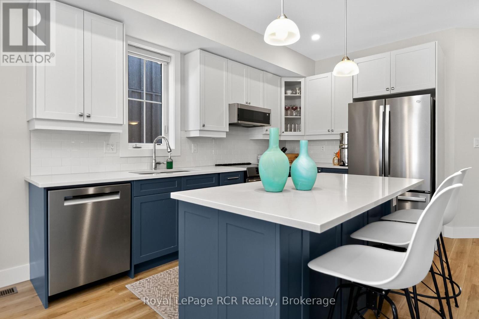 Photo 4 of 130 Courtland Street, Blue Mountains ON