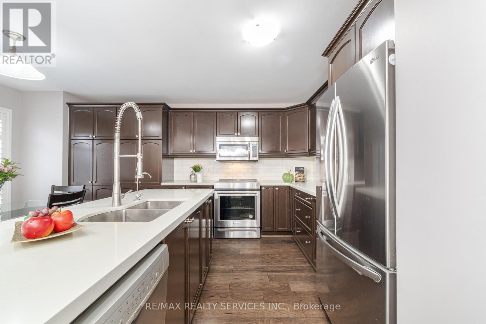 Photo 10 of 4 Klemscott Road, Brampton ON