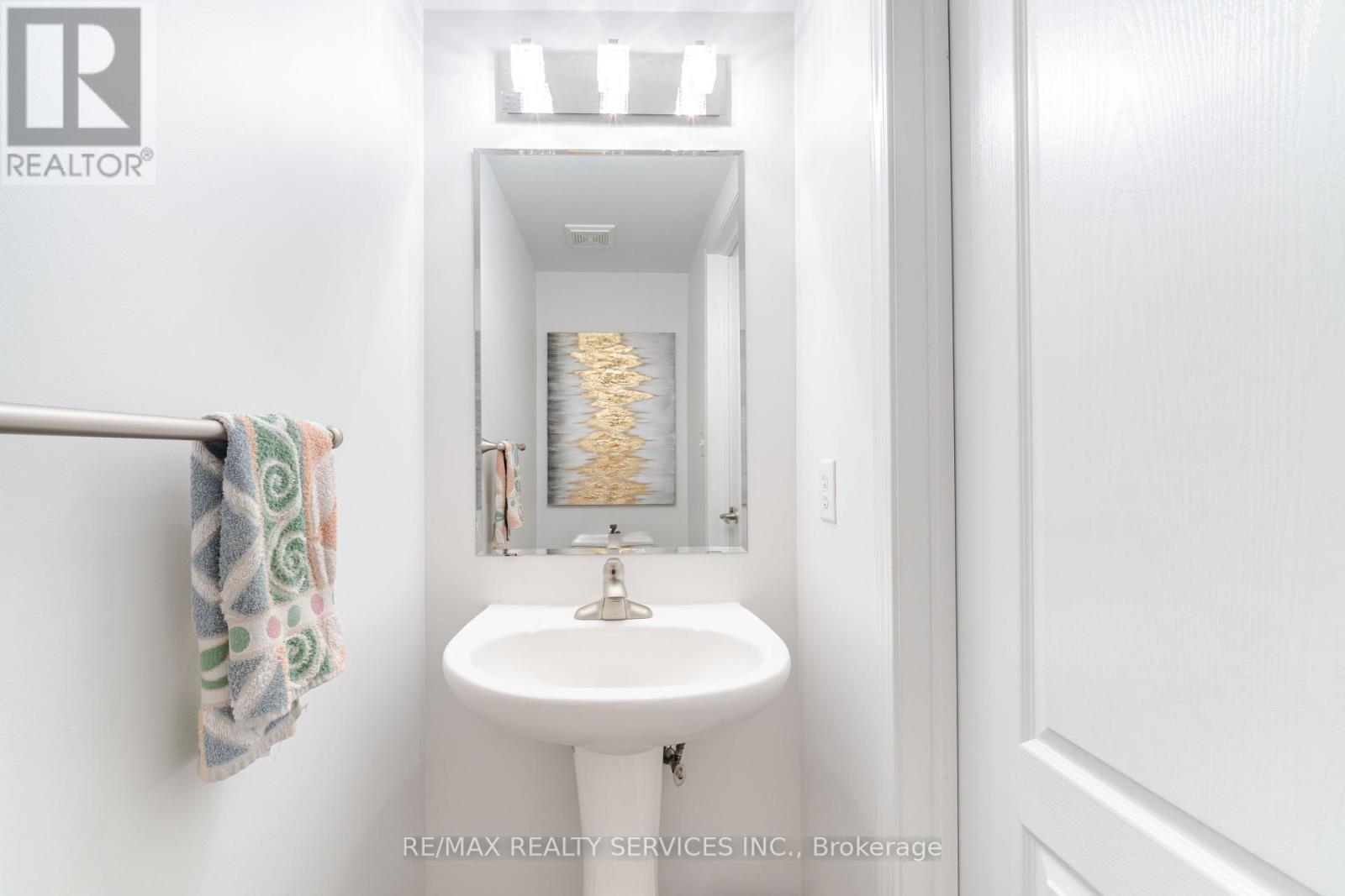 Photo 15 of 4 Klemscott Road, Brampton ON