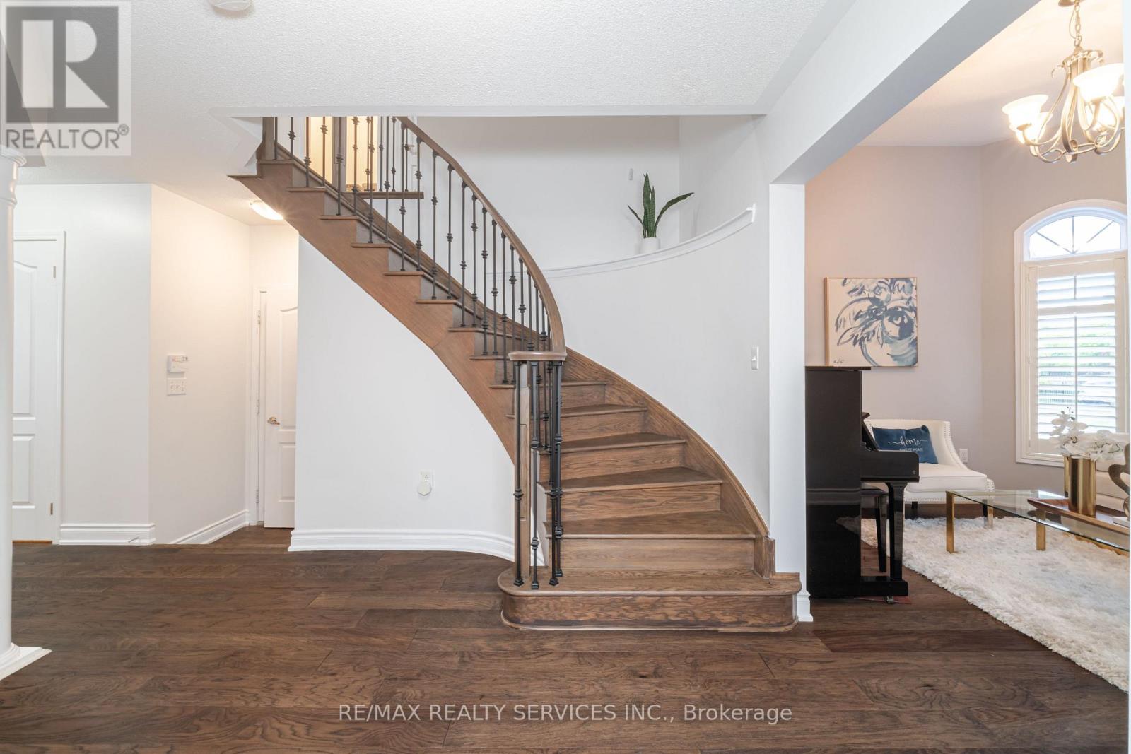 Photo 16 of 4 Klemscott Road, Brampton ON