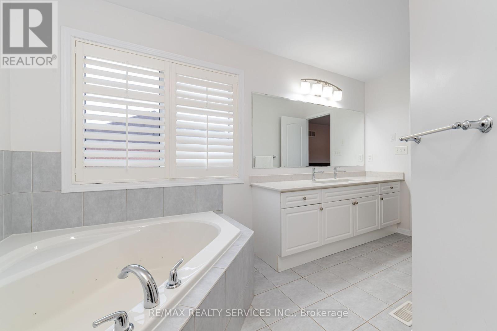 Photo 21 of 4 Klemscott Road, Brampton ON