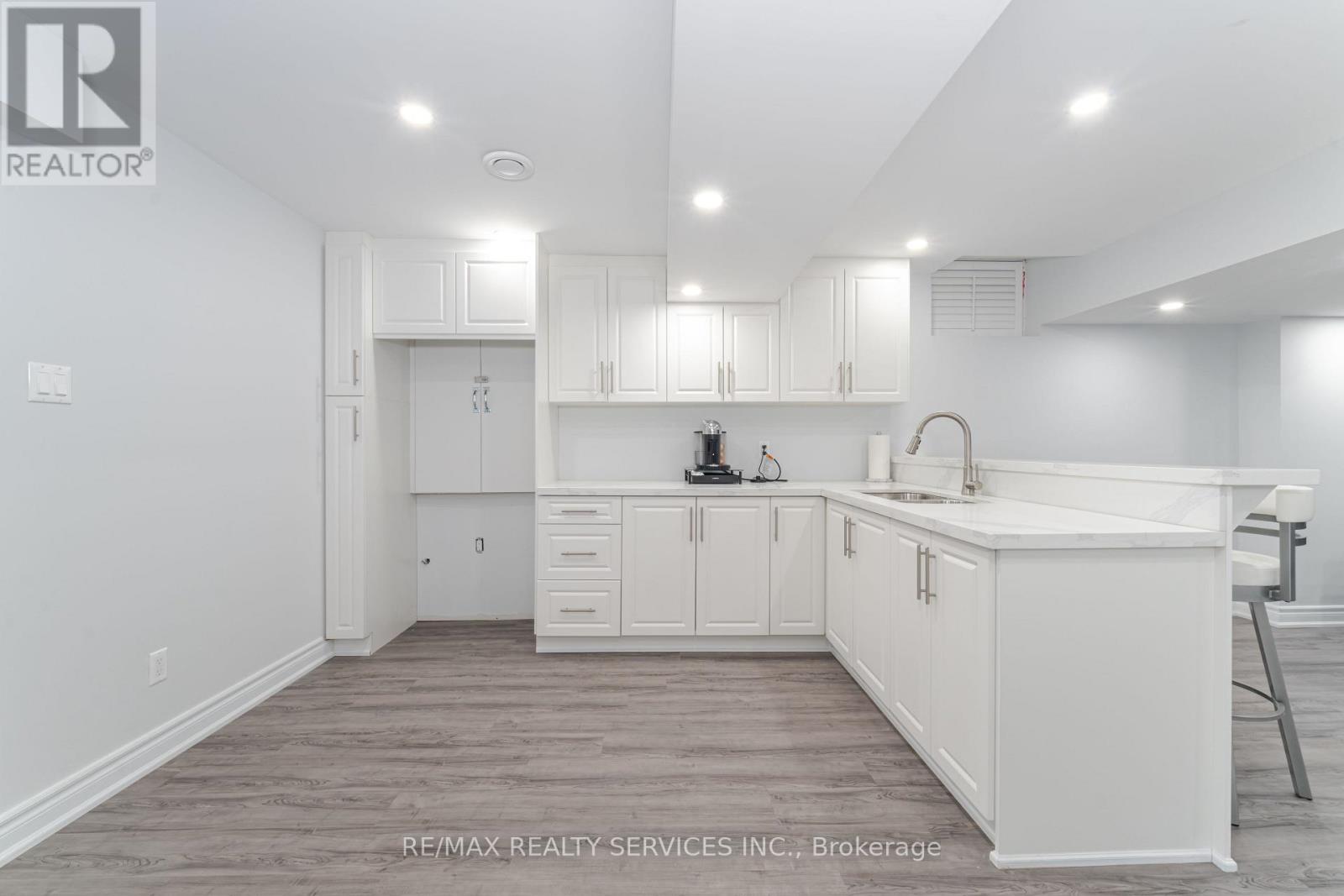 Photo 30 of 4 Klemscott Road, Brampton ON