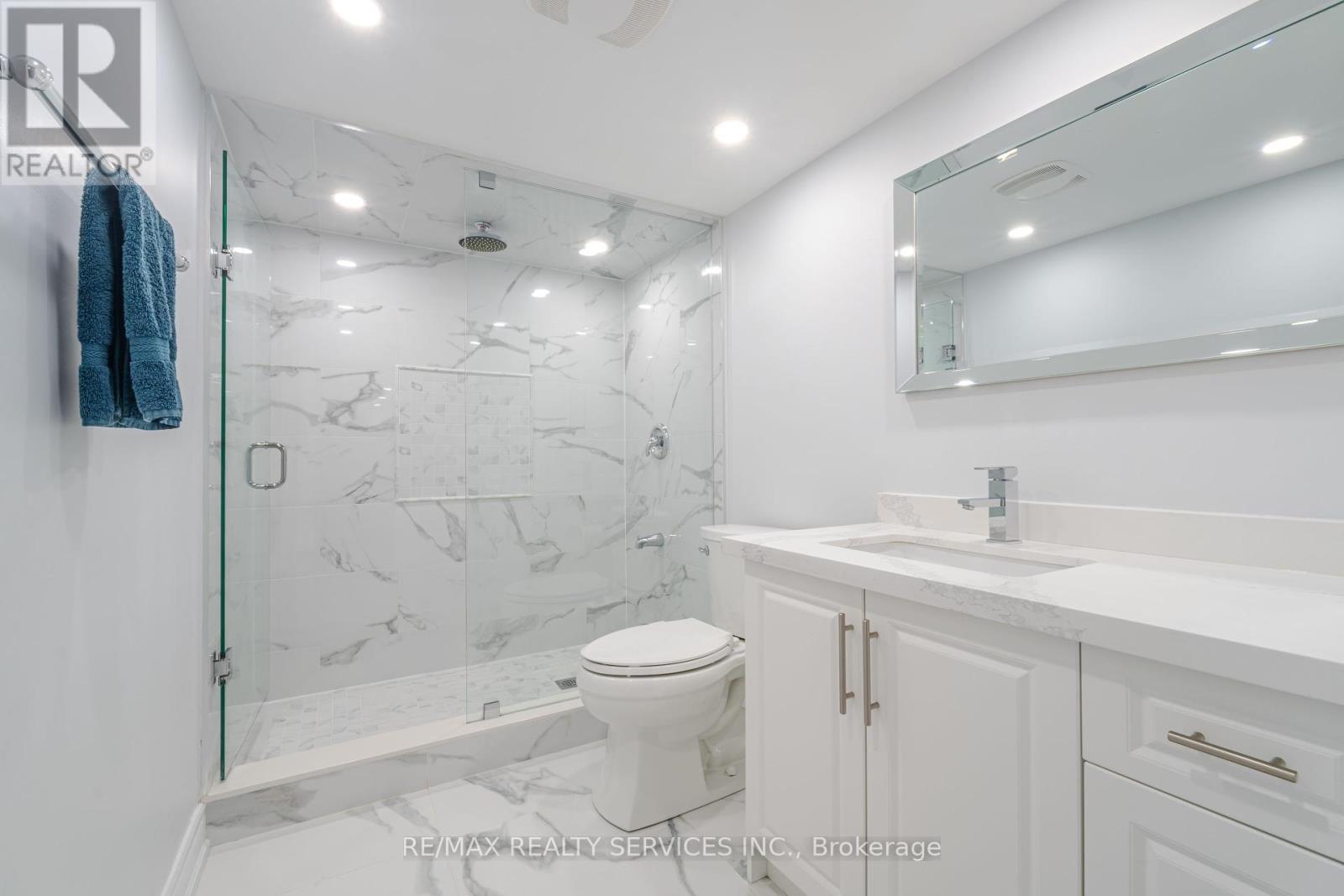 Photo 37 of 4 Klemscott Road, Brampton ON
