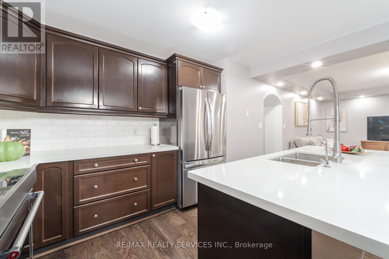 Photo 8 of 4 Klemscott Road, Brampton ON