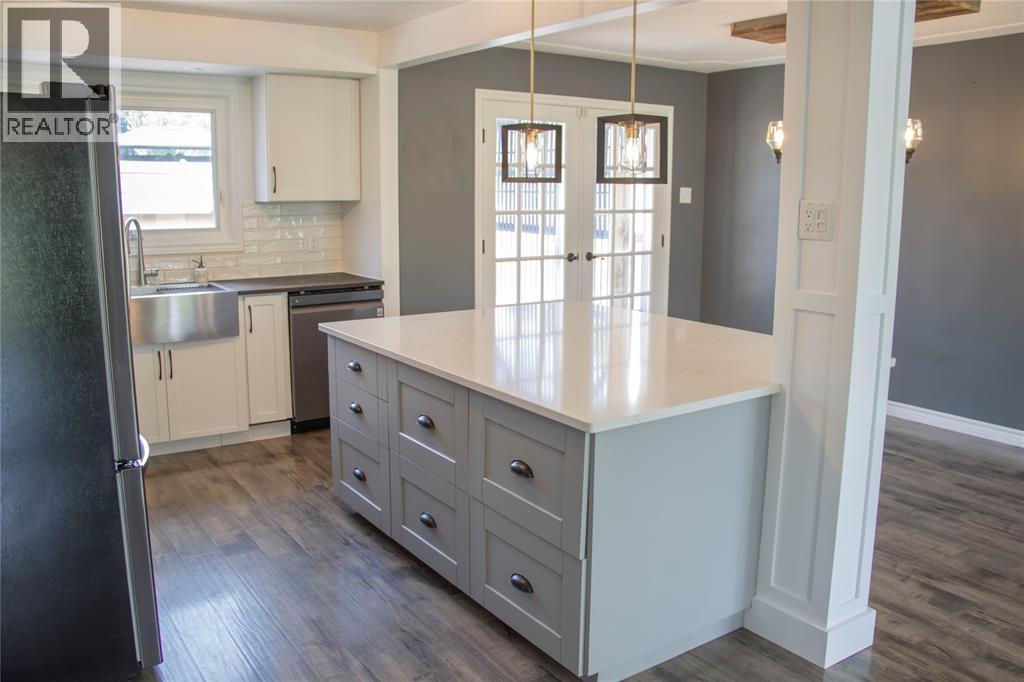 Photo 3 of 800 Rosedale Avenue, Sarnia ON