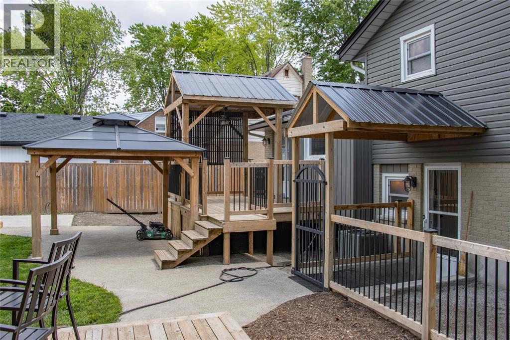 Photo 2 of 800 Rosedale Avenue, Sarnia ON