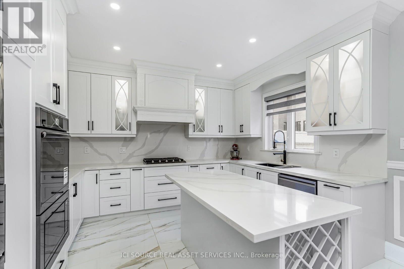 Photo 8 of 12 Amethyst Circle, Brampton ON