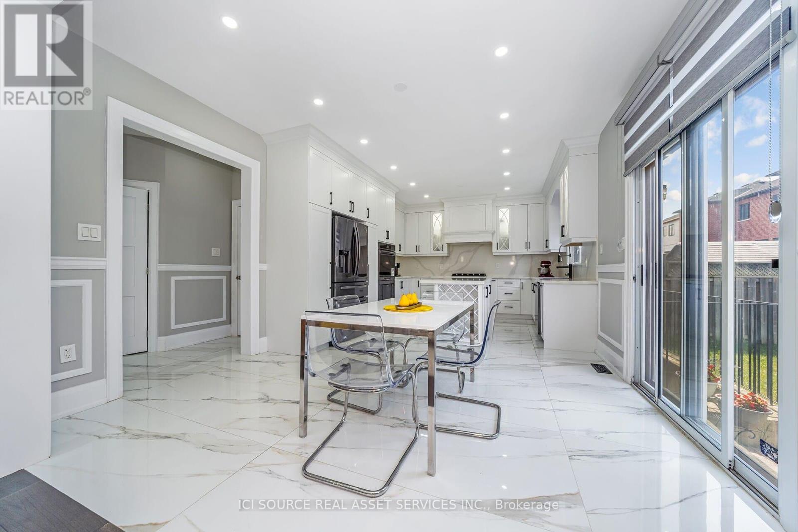 Photo 5 of 12 Amethyst Circle, Brampton ON