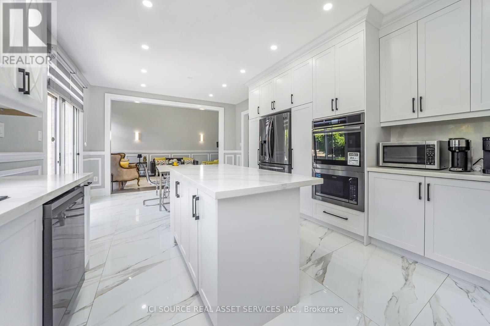 Photo 9 of 12 Amethyst Circle, Brampton ON