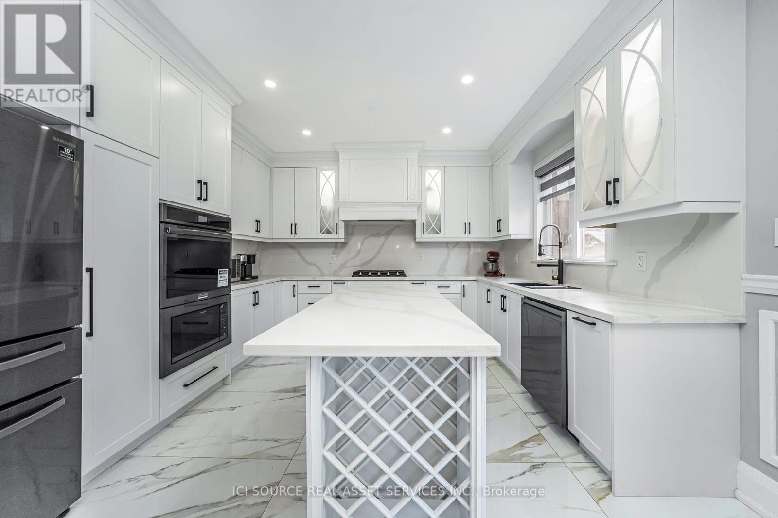 Photo 7 of 12 Amethyst Circle, Brampton ON