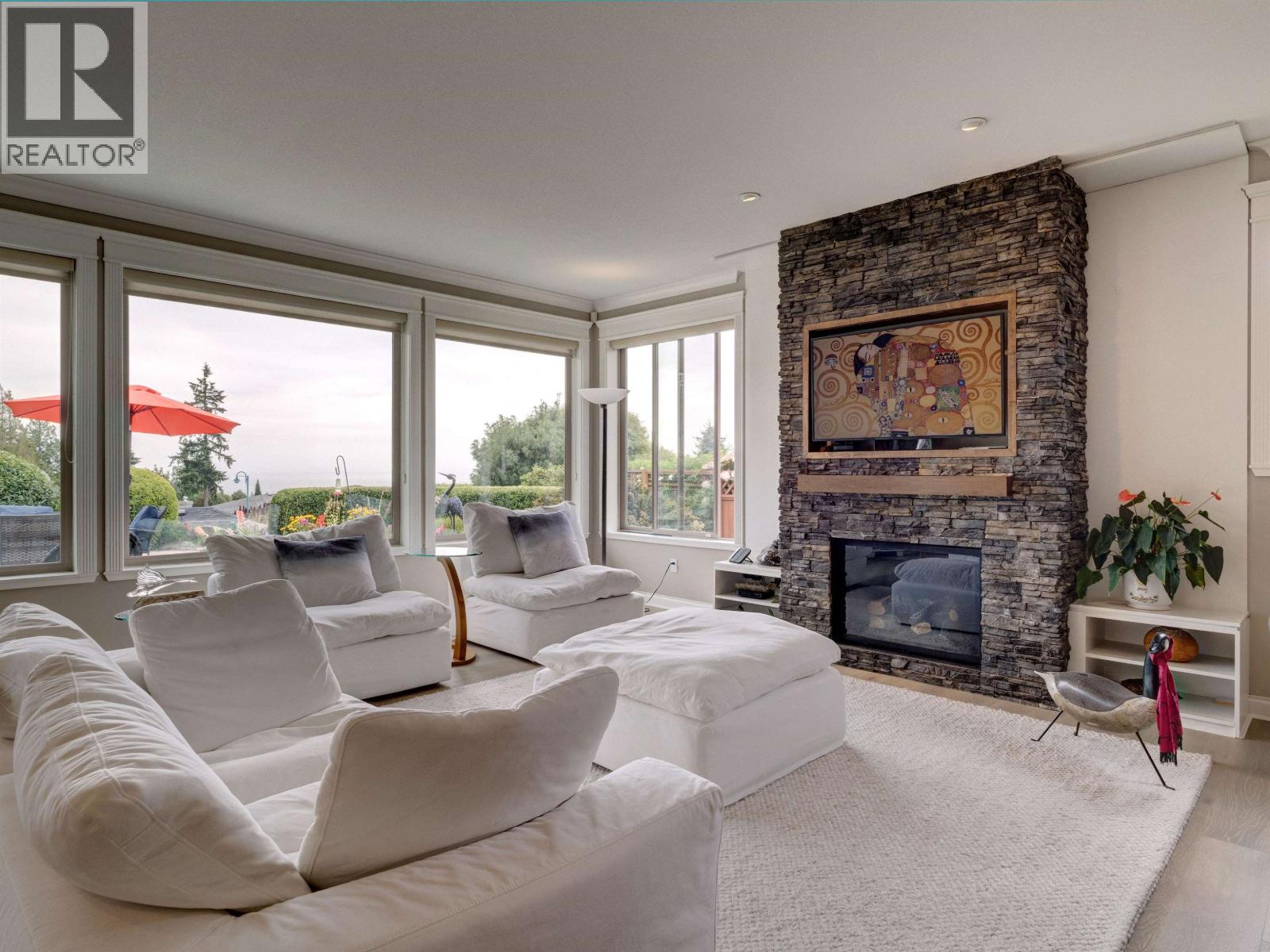 6338 BAILLIE ROAD, Sechelt
