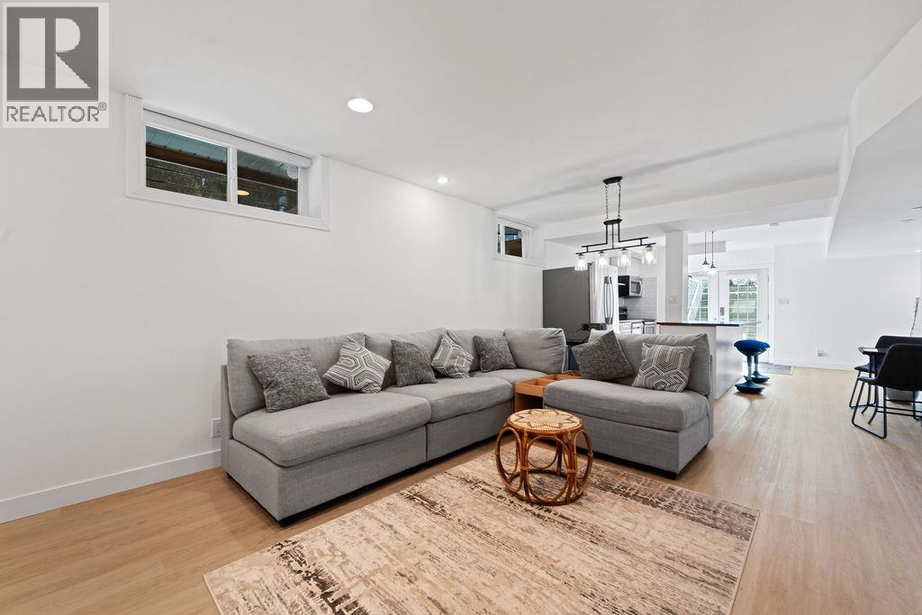 1075 ADDERLEY STREET, North Vancouver