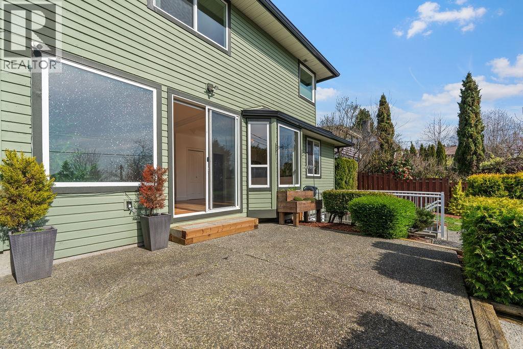 1075 ADDERLEY STREET, North Vancouver
