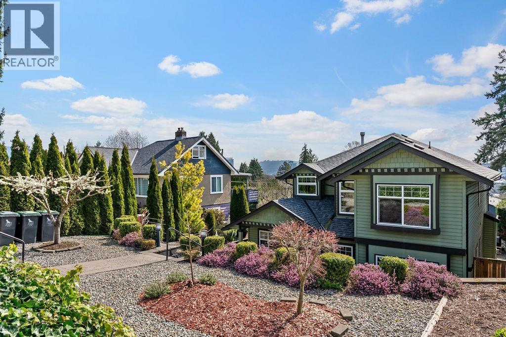 1075 ADDERLEY STREET, North Vancouver
